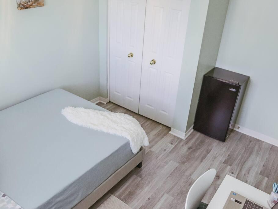 Вилла Kitchener-Waterloo Cozy House Экстерьер фото