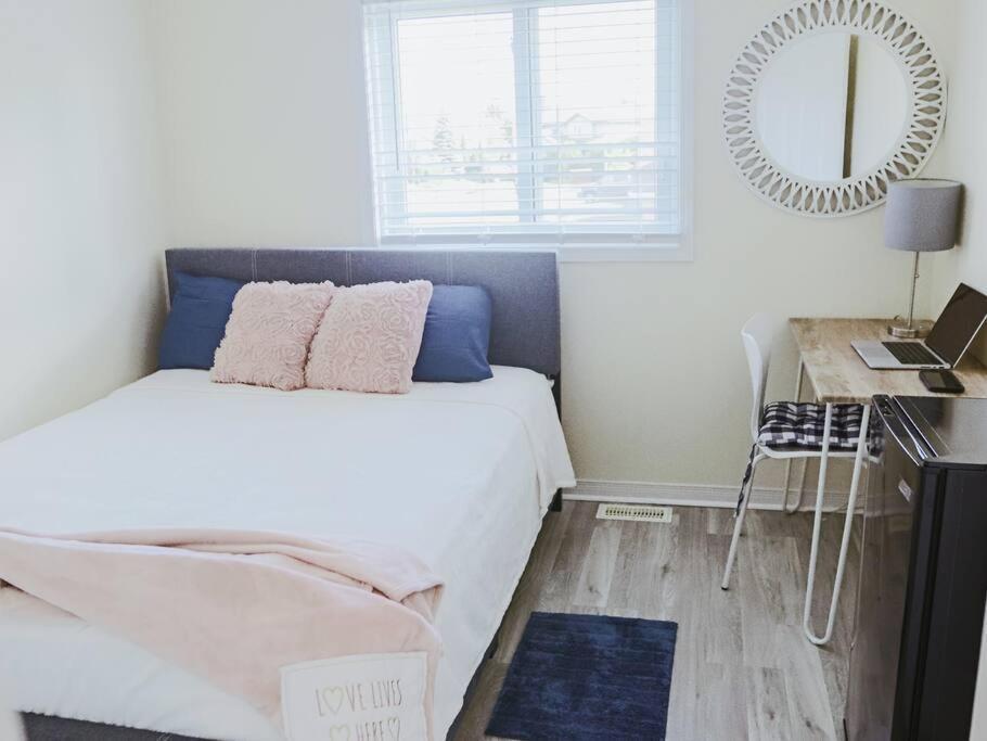 Вилла Kitchener-Waterloo Cozy House Экстерьер фото